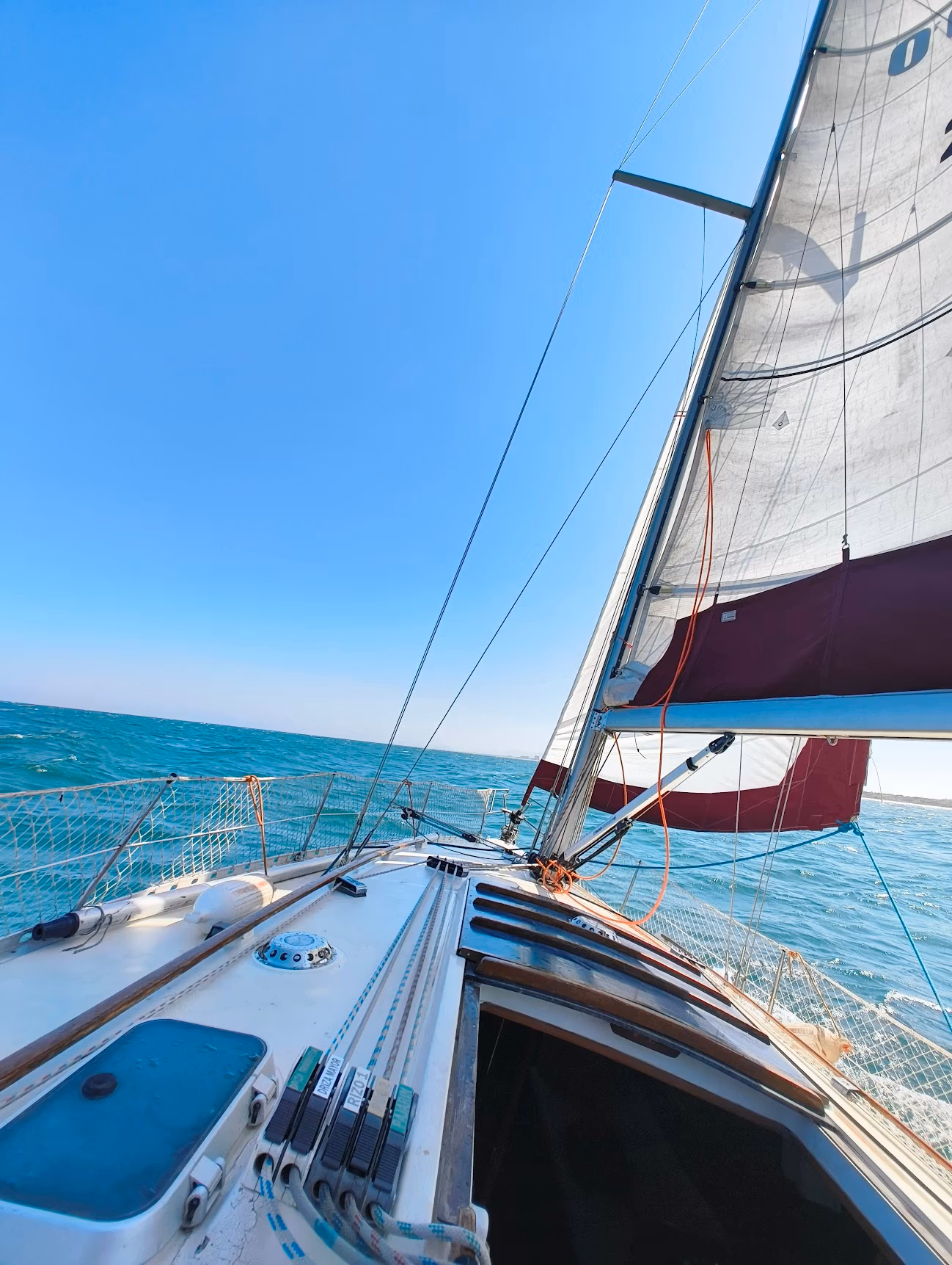 Navegando en velero por las aguas del Mediterráneo